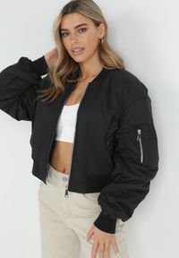 Born2be - Czarna Kurtka Bomberka z Kieszenią na Rękawie Obephne. Kolor: czarny. Sezon: wiosna, jesień #1