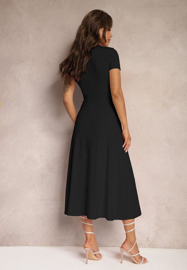 Renee - Czarna Sukienka o Taliowanym Kroju z Imitacją Węzła i Trójkątnym Dekoltem Telvitela. Kolor: czarny. Materiał: tkanina, wiskoza. Styl: elegancki