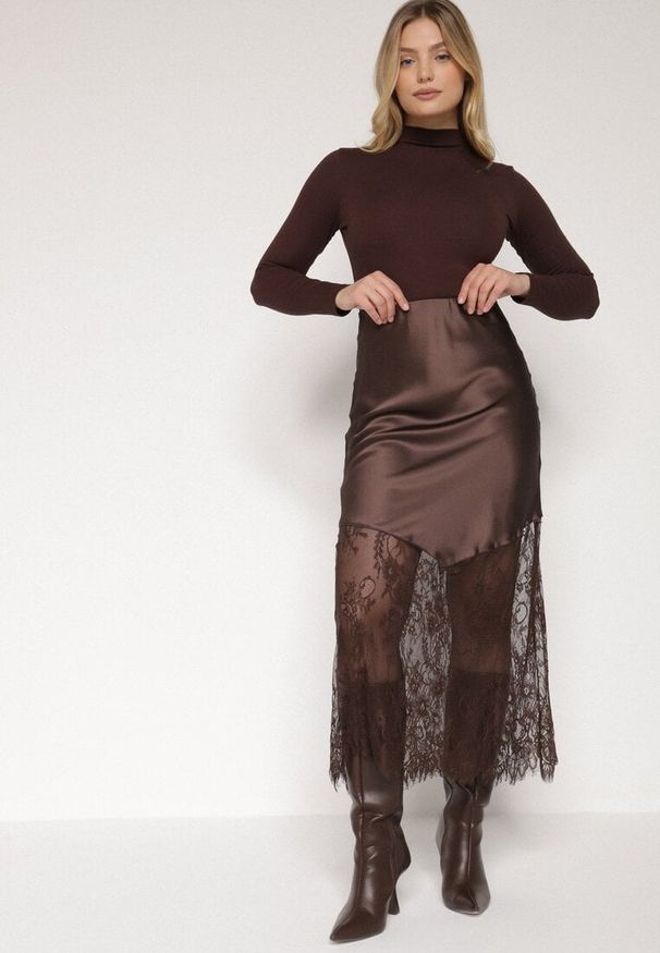 Born2be - Brązowa Satynowa Spódnica Ozdobiona Koronką Milori. Okazja: na spotkanie biznesowe. Kolor: brązowy. Materiał: satyna, koronka. Wzór: aplikacja, koronka. Sezon: wiosna, lato. Styl: biznesowy, klasyczny