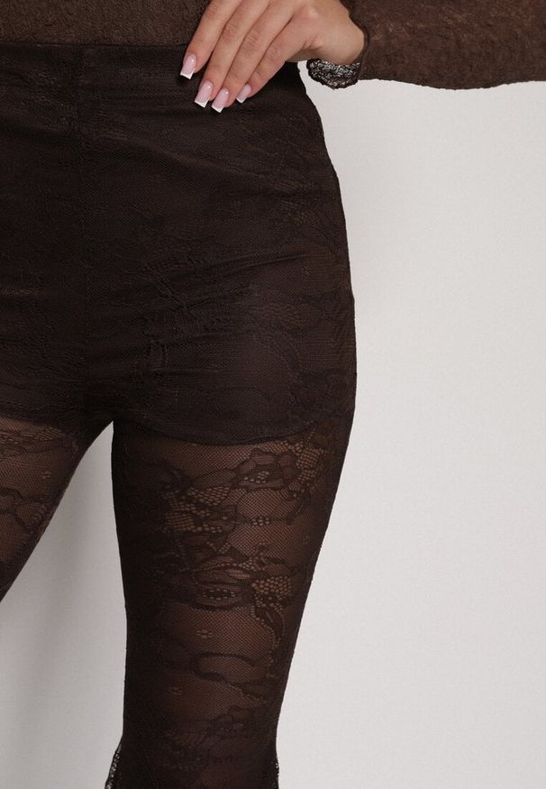 Born2be - Brązowe Koronkowe Spodnie Dzwony z Wysokim Stanem Solifera. Okazja: na co dzień. Stan: podwyższony. Kolor: brązowy. Materiał: koronka. Wzór: koronka. Styl: casual
