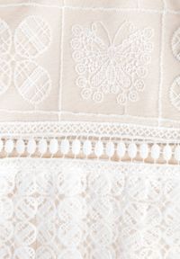 Renee - Jasnobeżowa Plisowana Sukienka na Ramiączkach z Ozdobnym Wzorem i Suwakiem Mirilla. Okazja: na co dzień, na spacer, na imprezę. Typ kołnierza: dekolt w kształcie V. Kolor: beżowy. Długość rękawa: na ramiączkach. Wzór: aplikacja. Typ sukienki: proste. Styl: elegancki, casual #6