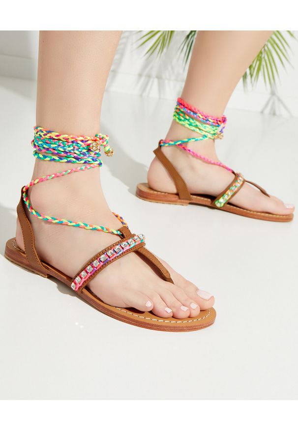 MYSTIQUE SHOES - Skórzane sandały z kolorowymi paskami. Kolor: brązowy. Materiał: skóra. Wzór: kolorowy