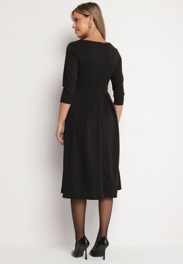 Born2be - Czarna Rozkloszowana Sukienka Ozdobiona Przeszyciami Reamira. Okazja: na co dzień. Typ kołnierza: dekolt w łódkę. Kolor: czarny. Wzór: aplikacja. Styl: casual, elegancki