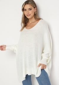 Born2be - Biały Sweter Oversize z Rękawami Typu Nietoperz Tarvella. Okazja: na spotkanie biznesowe, do pracy, na co dzień. Kolor: biały. Styl: biznesowy, casual, elegancki #5