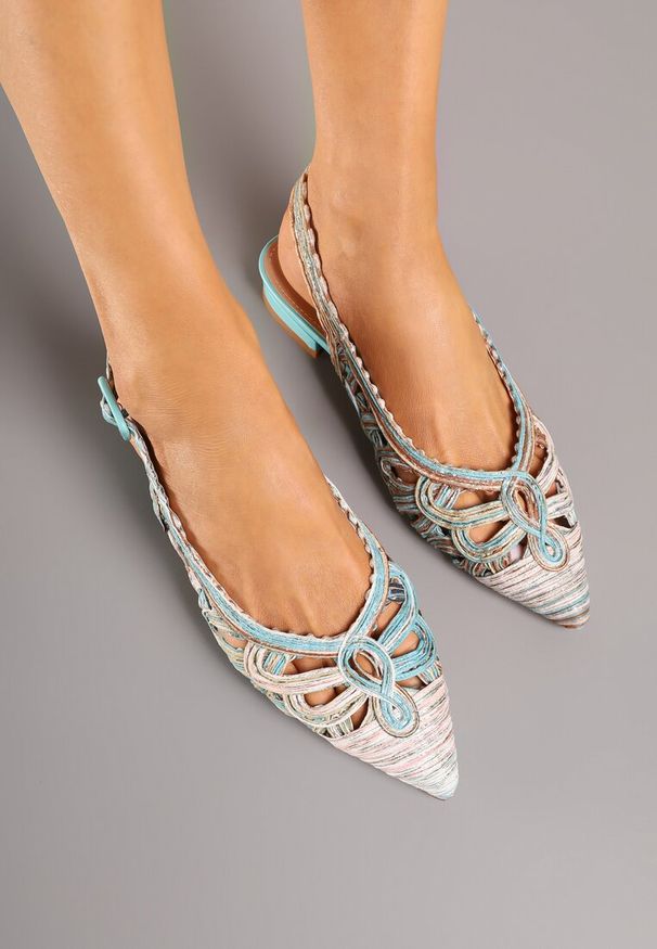 Renee - Niebiesko-Beżowe Sandały Slingback z Szydełkową Cholewką z Metalicznymi Przeszyciami Frolette. Okazja: na co dzień. Zapięcie: pasek. Kolor: niebieski. Materiał: jeans. Obcas: na obcasie. Styl: elegancki, casual. Wysokość obcasa: niski