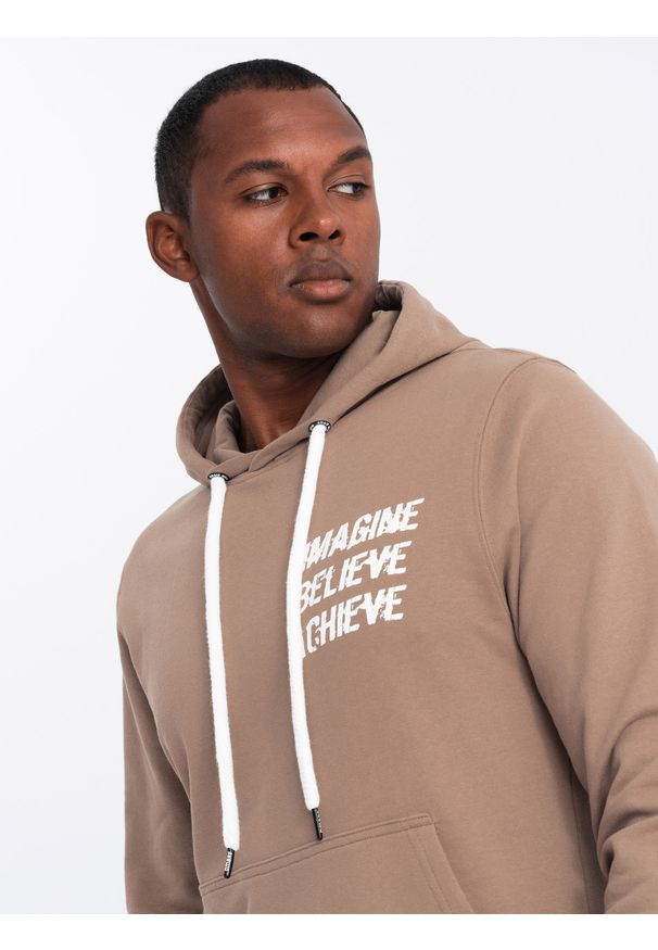 Ombre Clothing - Bluza męska hoodie z nadrukiem na plecach - jasnobrązowa V2. Kolor: brązowy. Materiał: bawełna. Wzór: nadruk