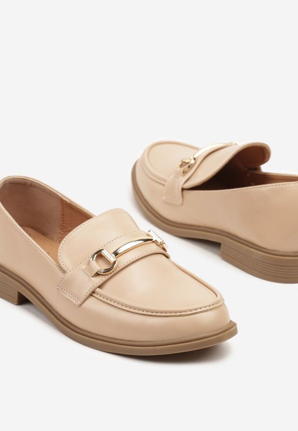Renee - Beżowe Mokasyny w Klasycznym Stylu Zdobione Metaliczną Aplikacją Ralvia. Okazja: na spotkanie biznesowe, do pracy, na co dzień. Kolor: beżowy. Wzór: aplikacja. Styl: klasyczny