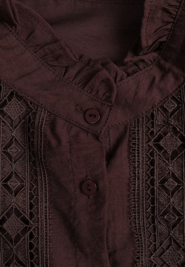 Renee - Brązowa Koszula ze Stójką i Koronką Phaeninca. Okazja: na co dzień. Typ kołnierza: kołnierzyk stójkowy. Kolor: brązowy. Materiał: koronka. Wzór: koronka. Styl: casual, elegancki