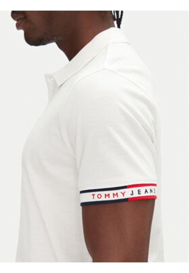 Tommy Jeans Polo Flag Cuff DM0DM21306 Écru Slim Fit. Typ kołnierza: polo. Materiał: bawełna