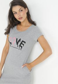 Born2be - Szara Bawełniana Sukienka T-shirtowa z Napisem Avera. Kolor: szary. Materiał: bawełna. Długość rękawa: krótki rękaw. Wzór: napisy #4