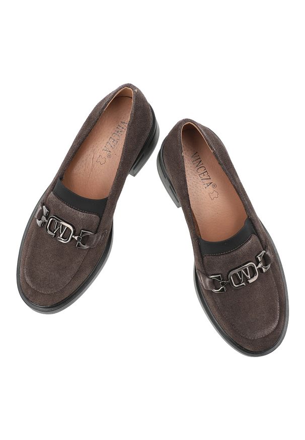 Półbuty damskie Vinceza, cholewka ze skóry naturalnej zamszowej wsuwany fason z ozdobnym paskiem i metalową klamrą, brązowe, 18127. Okazja: do pracy, na co dzień, na spotkanie biznesowe. Zapięcie: klamry. Kolor: brązowy. Materiał: skóra, zamsz. Szerokość cholewki: normalna. Obcas: na obcasie. Styl: elegancki, biznesowy, casual. Wysokość obcasa: niski