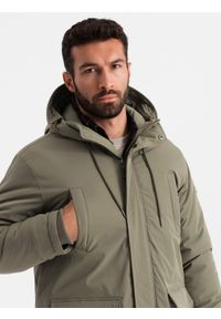 Ombre Clothing - Klasyczna męska długa kurtka typu parka – oliwkowa V3. Typ kołnierza: kaptur. Kolor: oliwkowy. Materiał: guma, syntetyk, poliester, materiał. Długość: długie. Wzór: gładki, aplikacja. Styl: klasyczny #4