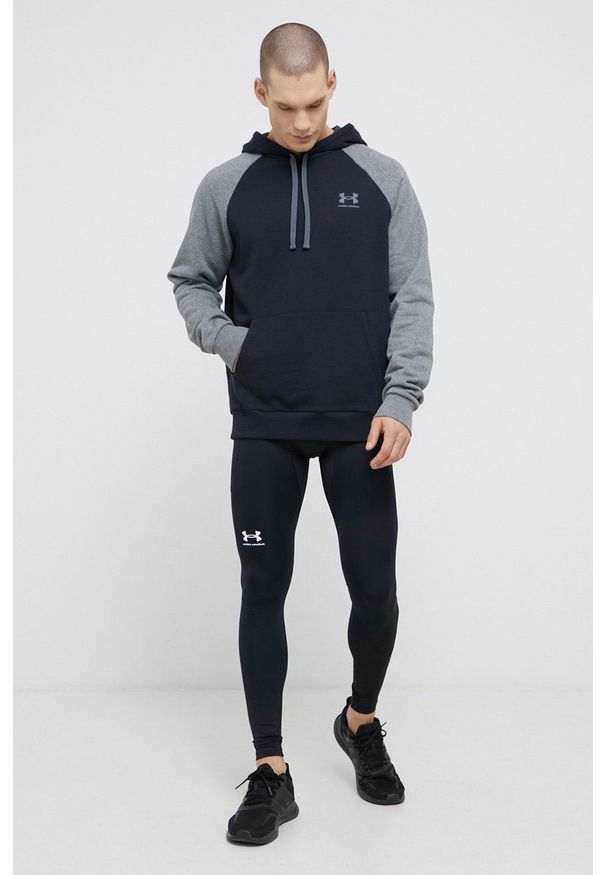 Under Armour Bluza męska kolor czarny z kapturem z aplikacją. Typ kołnierza: kaptur. Kolor: czarny. Długość rękawa: raglanowy rękaw. Wzór: aplikacja