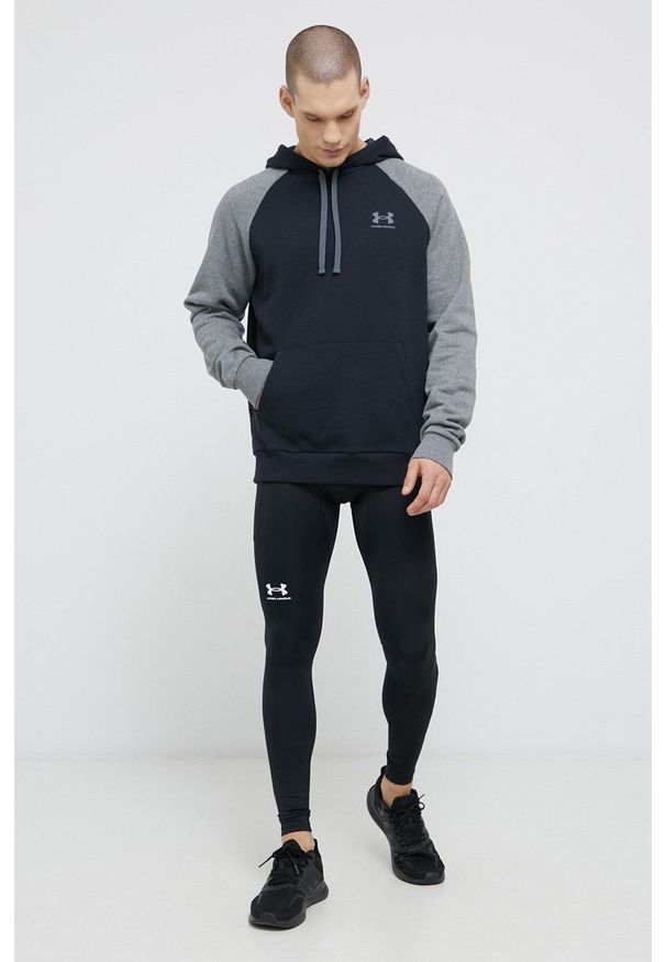 Under Armour Bluza 1366357 męska kolor czarny z kapturem z aplikacją. Typ kołnierza: kaptur. Kolor: czarny. Długość rękawa: raglanowy rękaw. Wzór: aplikacja