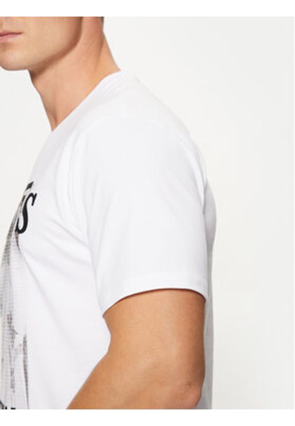 Guess T-Shirt M4BI47 J1314 Biały Slim Fit. Kolor: biały. Materiał: bawełna