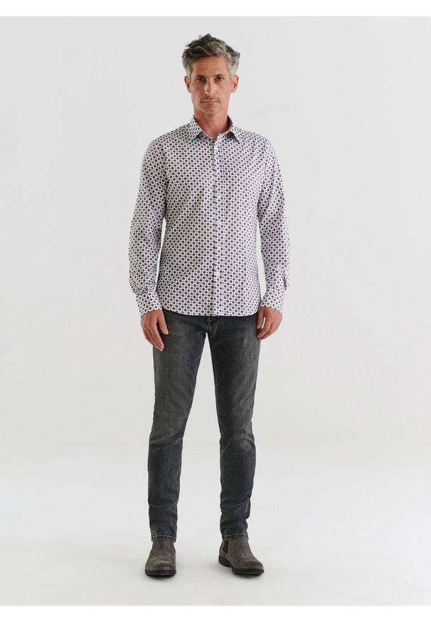 Pako Lorente - PAKO LORENTE – Biała koszula w wyrazisty wzór P23WF-1X-017-B-S. Kolor: biały. Materiał: jeans, elastan, bawełna. Wzór: kolorowy, nadruk