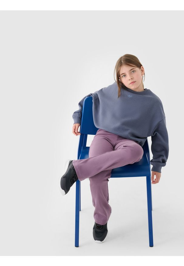 4f - 4F Bluza dresowa nierozpinana bez kaptura dziewczęca - niebieska 164 (13-14 lat). Okazja: na co dzień. Typ kołnierza: bez kaptura. Kolor: niebieski. Materiał: dresówka. Wzór: gładki, ze splotem. Sezon: lato. Styl: casual, klasyczny, sportowy