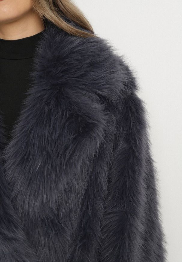 Born2be - Granatowa Dwurzędowa Kurtka Futerko o Fasonie Oversize Asinella. Okazja: na randkę, na spacer, na co dzień. Kolor: niebieski. Materiał: futro. Styl: casual