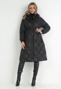 Born2be - Czarna Kurtka za Kolano Pikowana z Wiązanym Paskiem Claze. Kolor: czarny. Materiał: materiał. Sezon: zima #1