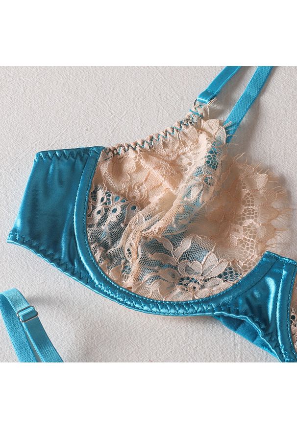 Intica - Strój kąpielowy z koronką i satynowymi akcentami na plażę Heidelore. Kolor: niebieski. Materiał: satyna, koronka. Wzór: koronka