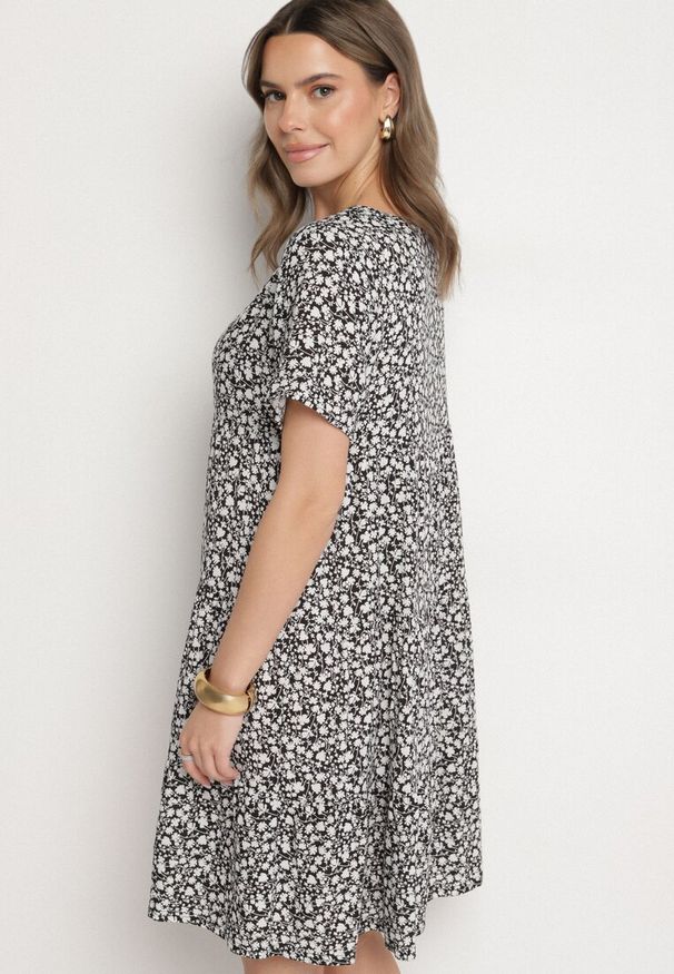 Born2be - Czarna Sukienka z Bawełną w Kwiatowy Wzór Lunasenia. Okazja: na co dzień. Kolor: czarny. Materiał: bawełna. Wzór: kwiaty. Styl: elegancki, casual