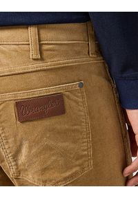 Wrangler - MĘSKIE SPODNIE SZTRUKSOWE WRANGLER GREENSBORO TIGERS EYE 11235740. Materiał: sztruks