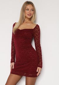 Born2be - Bordowa Koronkowa Sukienka o Dopasowanym Kroju z Kwadratowym Dekoltem Tiwedesa. Okazja: na imprezę. Typ kołnierza: dekolt kwadratowy. Kolor: czerwony. Materiał: koronka. Styl: elegancki, klasyczny #1