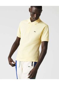 Lacoste - LACOSTE - Żółty t-shirt polo z logo Regular Fit. Typ kołnierza: polo. Kolor: żółty. Materiał: prążkowany, bawełna. Wzór: haft