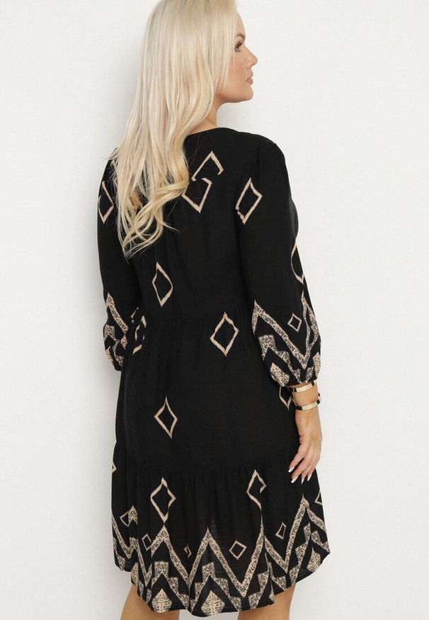 Born2be - Czarna Bawełniana Sukienka Pudełkowa w Geometryczny Wzór Claradina. Kolekcja: plus size. Kolor: czarny. Materiał: bawełna. Wzór: geometria. Typ sukienki: dla puszystych. Styl: elegancki