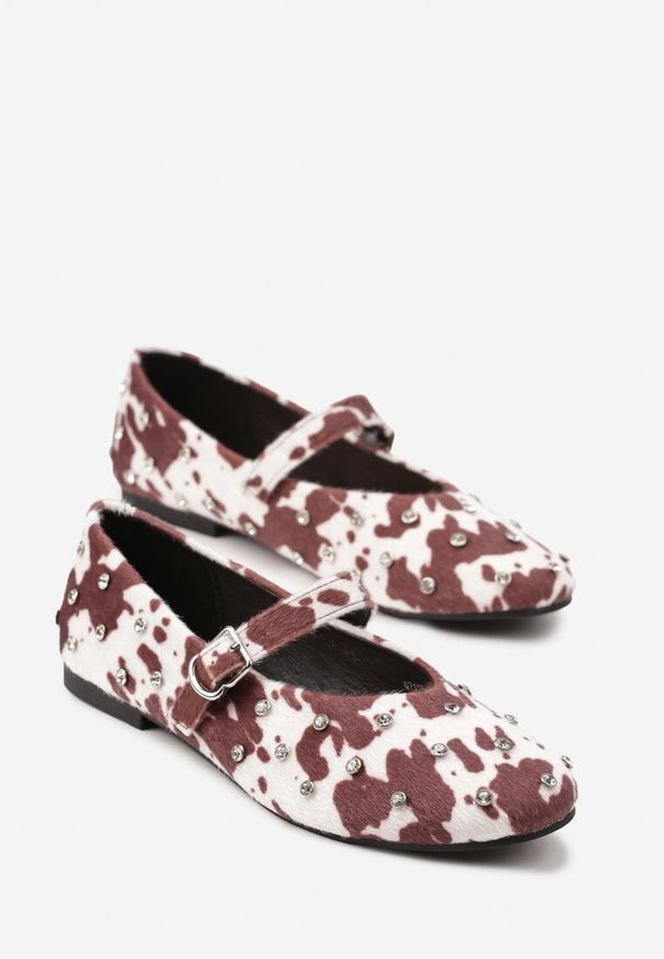 Born2be - Brązowo-Białe Balerinki Vices w Krowie Łaty z Ćwiekami Paskiem z Klamerką i Skórzaną Wkładką Riletra. Okazja: na co dzień, na randkę. Zapięcie: pasek. Kolor: brązowy. Materiał: skóra. Wzór: grochy. Styl: klasyczny, casual, elegancki