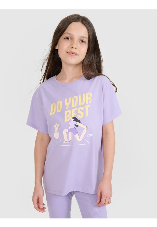 4f - 4F T-shirt regular z nadrukiem dziewczęcy - fioletowy 140 (9-10 lat). Okazja: na co dzień. Kolor: fioletowy. Materiał: dzianina, bawełna, jersey. Długość rękawa: krótki rękaw. Długość: krótkie. Wzór: nadruk. Sezon: lato. Styl: klasyczny, sportowy, casual