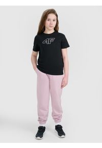 4f - 4F T-shirt regular z nadrukiem dziewczęcy - czarny 122 (6-7 lat). Okazja: na co dzień. Kolor: czarny. Materiał: jersey, bawełna, materiał. Długość rękawa: krótki rękaw. Długość: krótkie. Wzór: nadruk. Sezon: lato. Styl: sportowy, młodzieżowy, klasyczny, casual