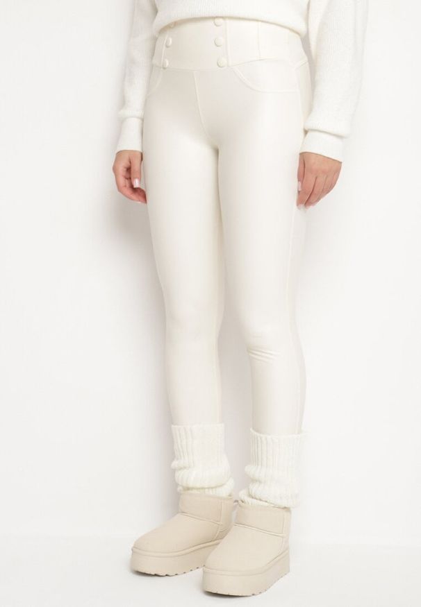 Born2be - Białe Legginsy z Ekoskóry Ocieplane z Efektem Push-Up Labrisa. Okazja: na co dzień. Stan: podwyższony. Kolor: biały. Materiał: materiał. Styl: elegancki, casual