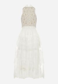 Born2be - Biała Sukienka Maxi z Koronką i Siateczkowymi Falbanami Danela. Okazja: na imprezę. Kolor: biały. Materiał: koronka. Wzór: koronka. Długość: maxi #7