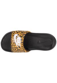 Klapki Nike Victori One Slide CN9676-700 brązowe. Okazja: na plażę. Nosek buta: otwarty. Kolor: brązowy. Materiał: materiał #3