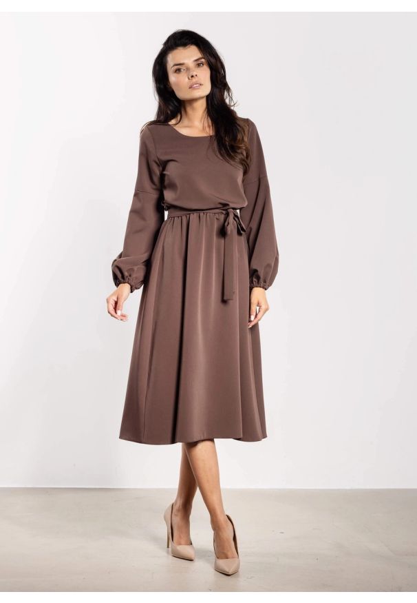 Infinite You - Elegancka sukienka rozkloszowana z długim rękawem brązowa. Kolor: czarny, brązowy. Długość rękawa: długi rękaw. Styl: elegancki