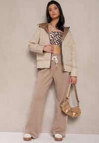 Renee - Ciemnobeżowa Pikowana Kurtka Dwustronna z Kapturem Eravinea. Okazja: na co dzień. Typ kołnierza: kaptur. Kolor: beżowy. Materiał: jeans. Styl: elegancki, casual #4