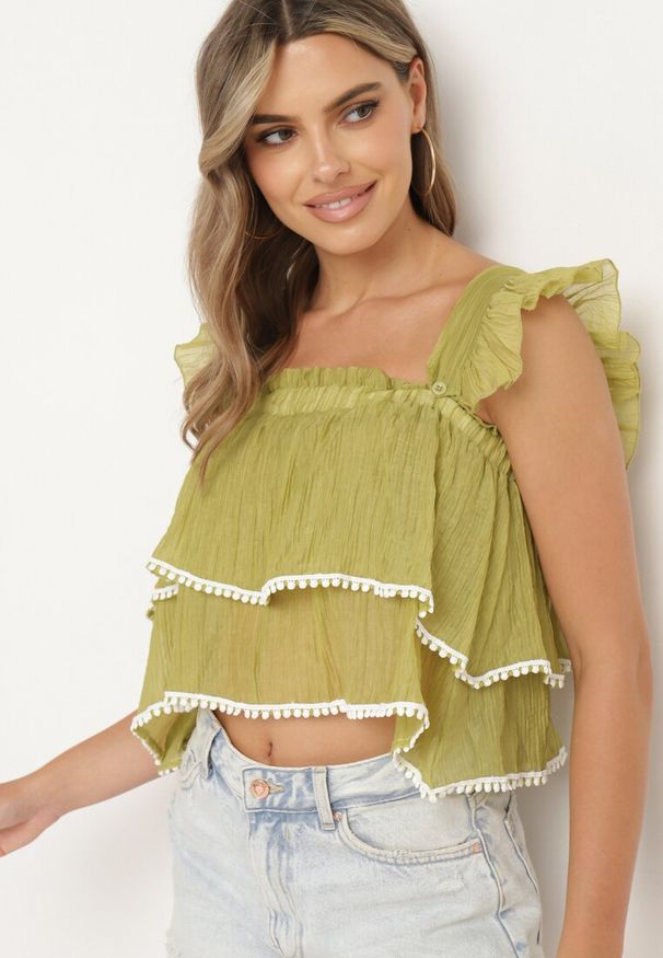 Born2be - Jasnozielony Top na Ramiączkach z Możliwością Odpięcia Ozdobiony Falbanką Neveviana. Okazja: na co dzień. Typ kołnierza: dekolt w serek, kołnierz z falbankami. Kolor: zielony. Długość rękawa: na ramiączkach. Wzór: aplikacja. Sezon: lato. Styl: casual