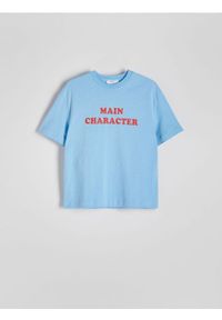 Reserved - T-shirt z napisem - jasnoniebieski. Kolor: niebieski. Materiał: bawełna, tkanina. Wzór: napisy