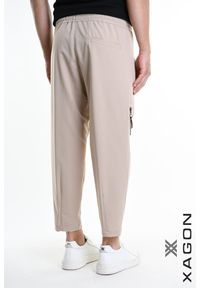 Xagon Spodnie | P26032 ZXAG92 | Mężczyzna | Beżowy. Okazja: na co dzień, na spotkanie biznesowe. Kolor: beżowy. Materiał: wiskoza, elastan, poliester. Długość: długie. Wzór: aplikacja. Styl: klasyczny, sportowy, casual, biznesowy, elegancki #3