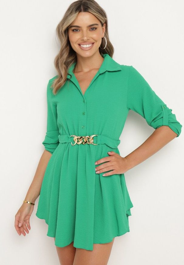 Born2be - Jasnozielona Sukienka o Rozkloszowanym Fasonie z Guzikami i Ozdobnym Łańcuchem Wabolia. Kolor: zielony. Materiał: materiał. Styl: klasyczny, elegancki
