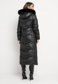 Born2be - Czarna Pikowana Kurtka Maxi Płaszcz z Ozdobnym Marszczeniem i Futerkiem Estenous. Okazja: na co dzień. Kolor: czarny. Materiał: futro. Wzór: aplikacja. Sezon: zima. Styl: casual, elegancki, klasyczny #2
