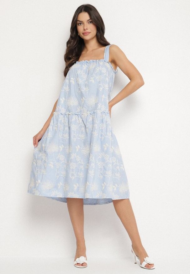 Born2be - Niebieska Bawełniana Sukienka w Kwiaty Ozdobiona Marszczeniem Lilinoa. Okazja: na spacer, na co dzień. Kolor: niebieski. Materiał: bawełna. Długość rękawa: na ramiączkach. Wzór: aplikacja, kwiaty. Sezon: lato. Typ sukienki: proste. Styl: casual, elegancki