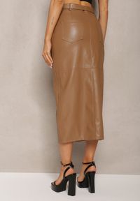 Renee - Jasnobrązowa Midi Spódnica Ołówkowa z Ekoskóry z Klamrą na Pasku Agotte. Kolor: brązowy. Styl: elegancki #5