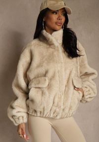 Renee - Beżowa Futrzana Kurtka Bomberka z Kieszeniami Tiwedela. Okazja: na co dzień. Kolor: beżowy. Materiał: futro. Styl: elegancki, casual, klasyczny #1