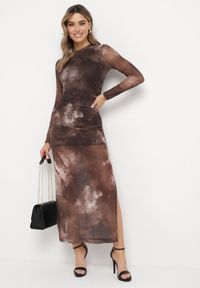 Born2be - Brązowa Sukienka o Dopasowanym Fasonie Bodycon z Rozcięciem i Marmurkowym Wzorem Urientia. Kolor: brązowy. Materiał: tkanina. Typ sukienki: bodycon #6