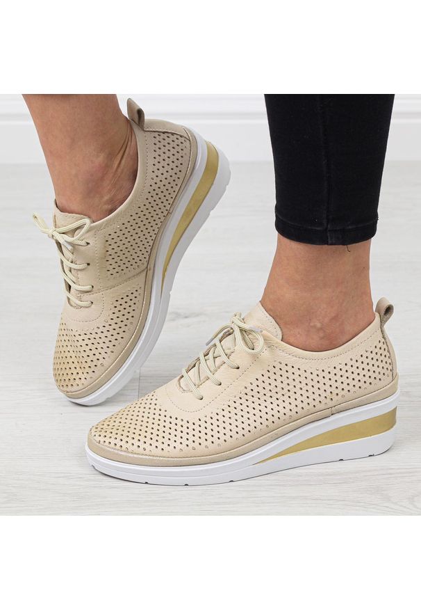 Beżowe skórzane ażurowe półbuty damskie na koturnie T.Sokolski 150. Kolor: beżowy. Materiał: skóra. Wzór: ażurowy