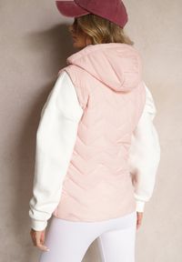 Renee - Różowa Kamizelka z Odpinanym Kapturem Ozdobiona Pikowanym Wzorem Saritha. Okazja: na co dzień, na spacer. Kolor: różowy. Materiał: jeans. Wzór: aplikacja. Styl: casual, elegancki #5