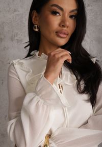 Renee - Biała Bluzka w Stylu Coquette z Falbankami i Wiązaniem przy Szyi Seathrina. Typ kołnierza: kołnierz z falbankami. Kolor: biały. Materiał: poliester, jeans #6