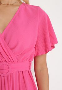 Born2be - Fuksjowa Sukienka Plisowana z Kopertowym Dekoltem Zamiya. Kolor: różowy. Materiał: materiał. Długość rękawa: krótki rękaw. Typ sukienki: kopertowe #7